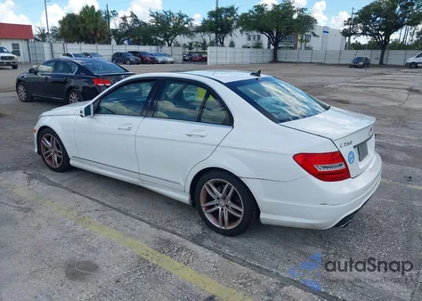 2014 Mercedes-Benz C 250 Sport z USA, uszkodzony, nr VIN WDDGF4HB7EG208021